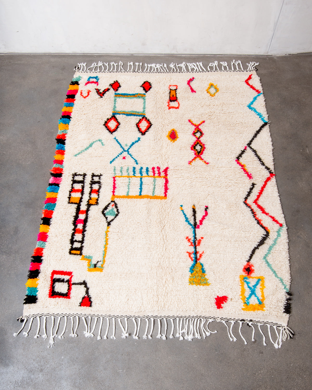 Modern designer handcrafted Berber rug from Morocco. Azilal rug with beautiful colours and patterns. Made of sheep’s wool and colourful cotton.
